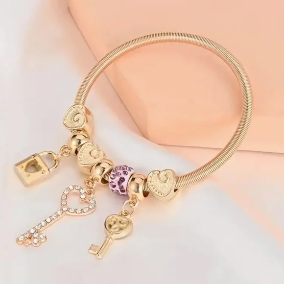 Golden Bracelet, Key Lock And Heart-Shaped Faux Diamond Pendant - Picture 1 of 6
